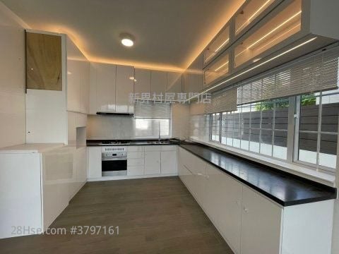 村屋 售盘 3 房 , 4 浴室 2,100 平方尺