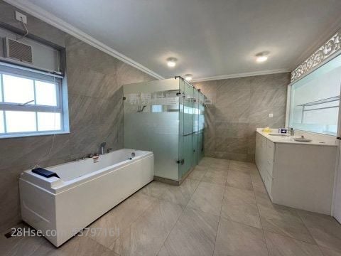 村屋 售盘 3 房 , 4 浴室 2,100 平方尺