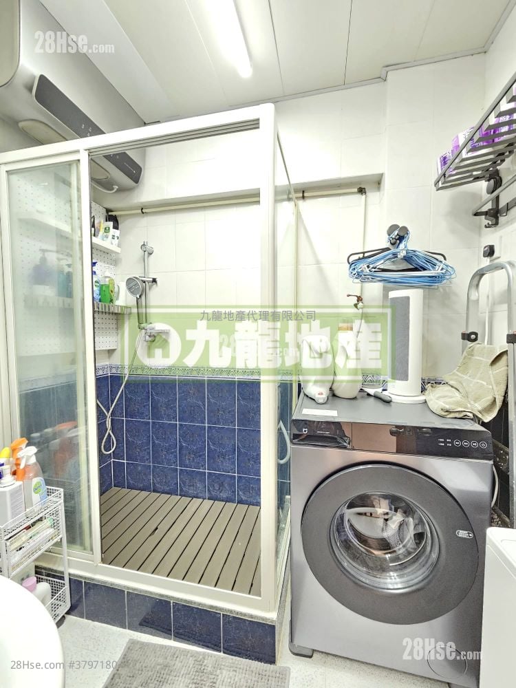 Sun Wing Building Sell 2 Bedrooms , 1 Bathroom 370 ft²