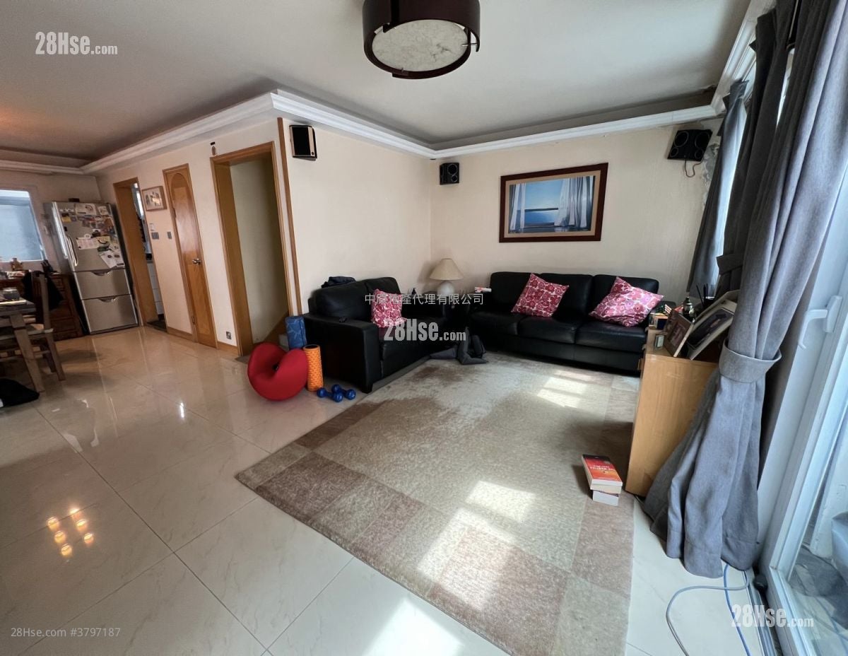 living room: Fairview Park Sell 4 Bedrooms 1,245 ft²