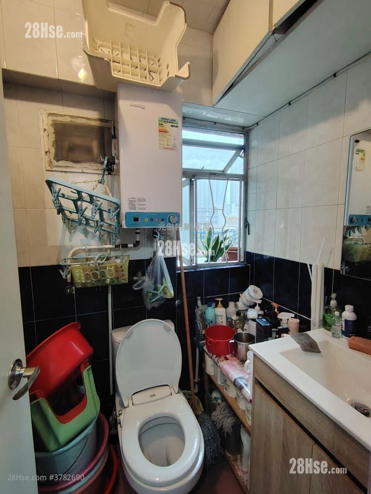 Charming Garden Sell 3 Bedrooms , 1 Bathroom 592 ft²