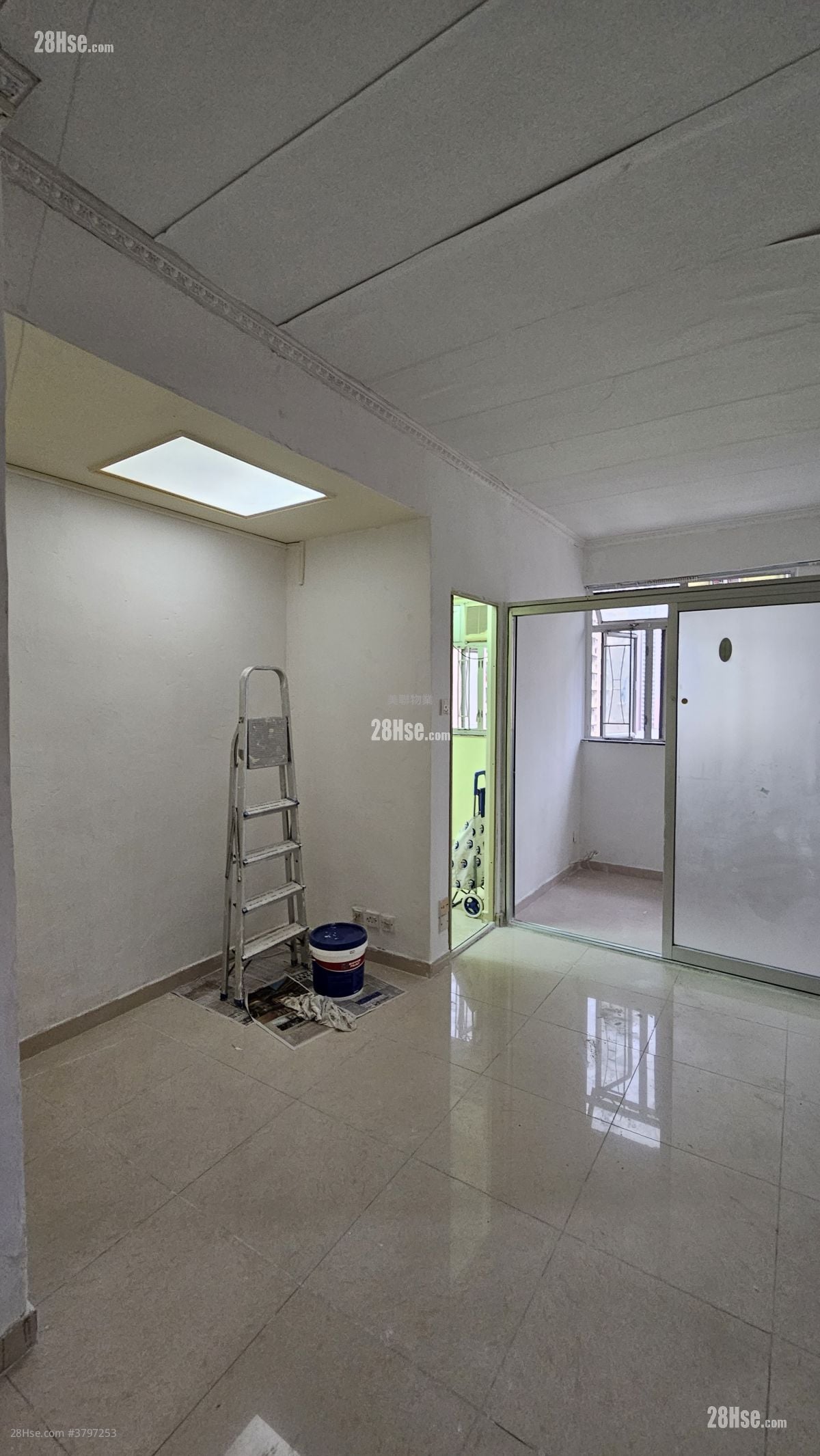 豪华阁 租盘 1 房 , 1 浴室 271 平方尺