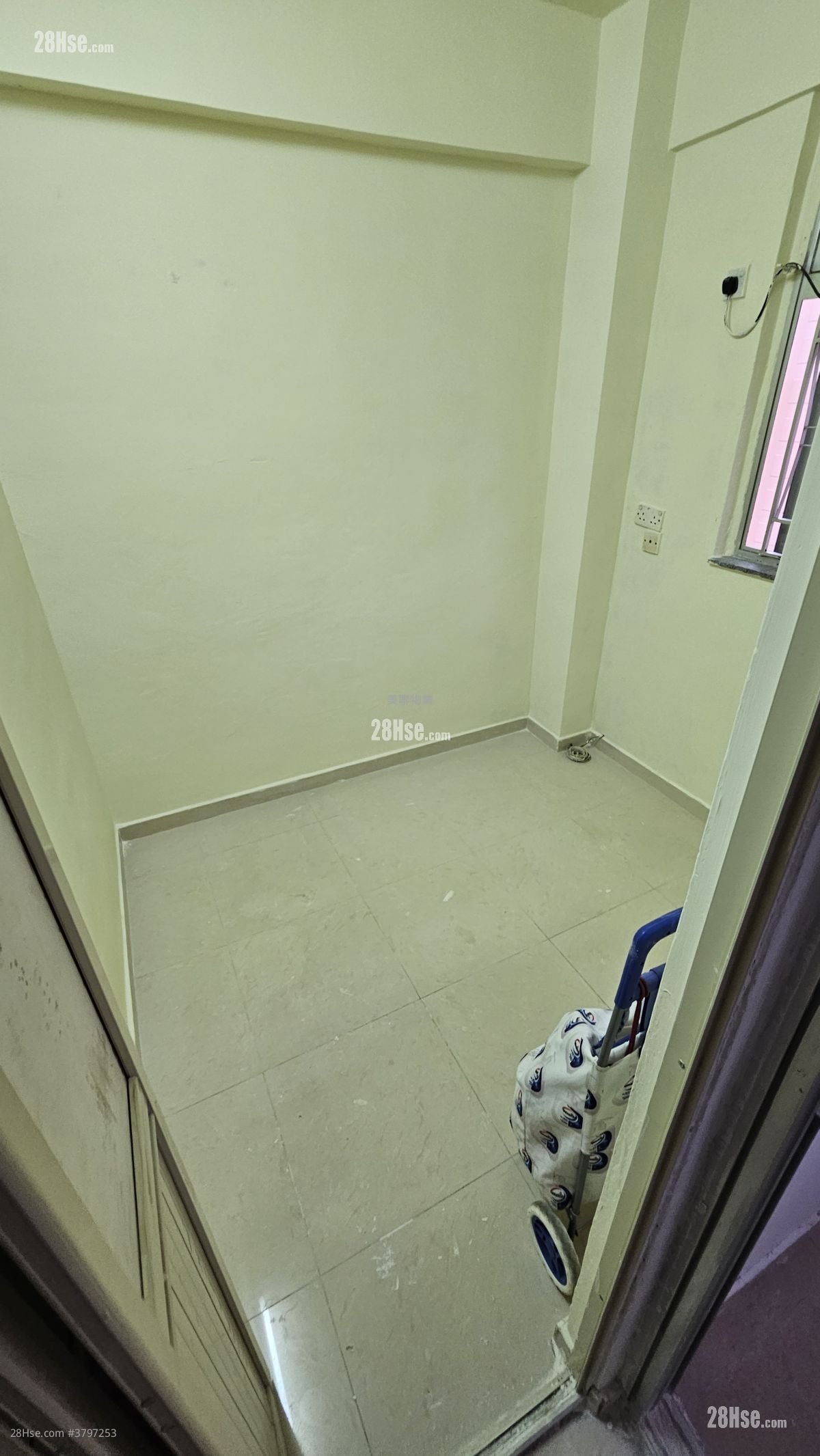 豪华阁 租盘 1 房 , 1 浴室 271 平方尺