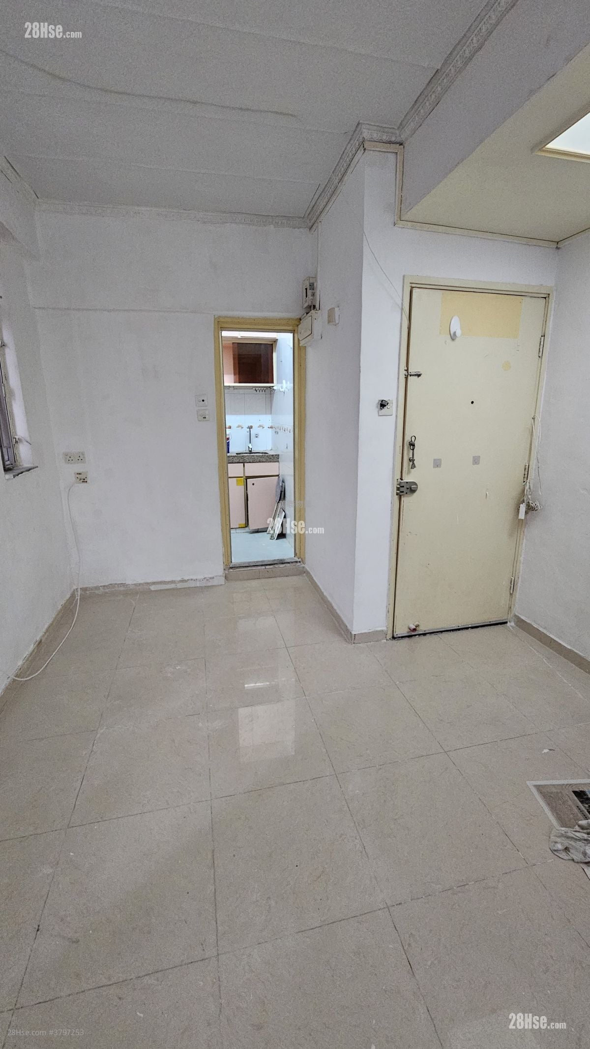 豪华阁 租盘 1 房 , 1 浴室 271 平方尺