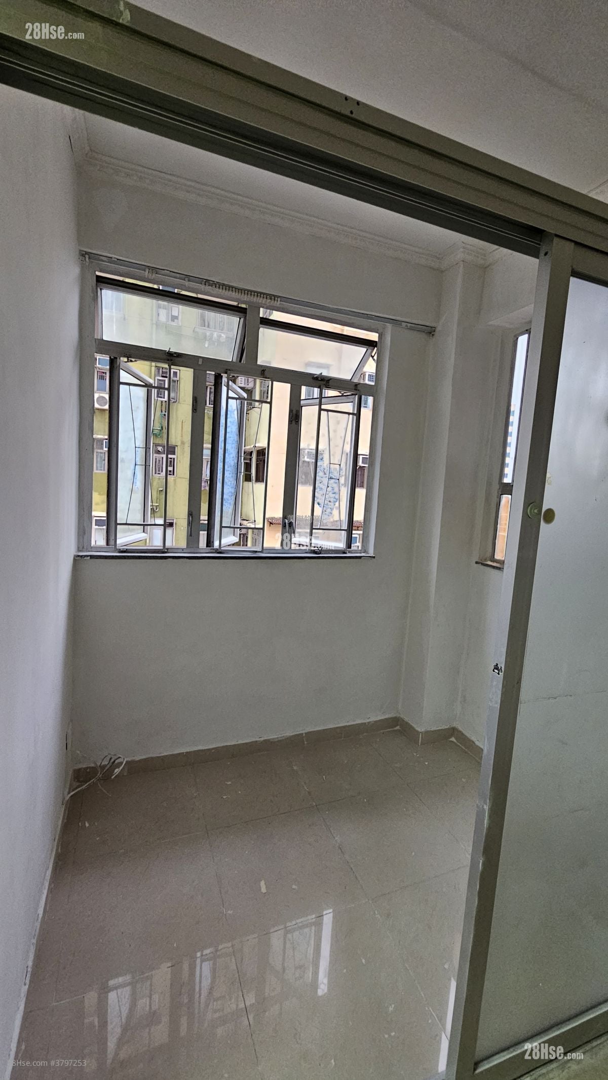 豪华阁 租盘 1 房 , 1 浴室 271 平方尺