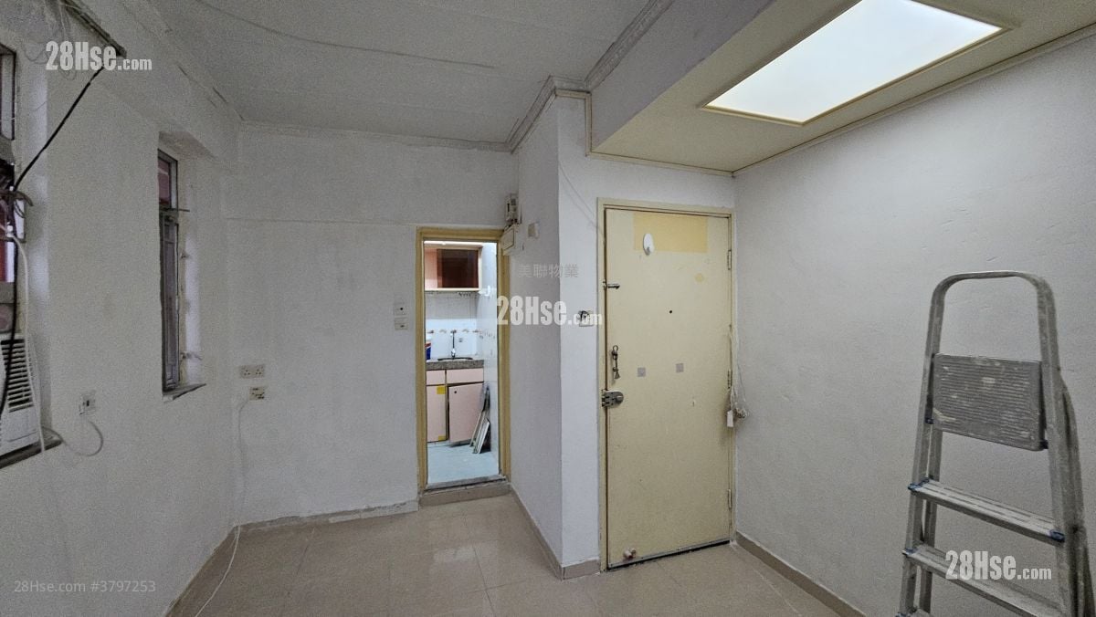 豪华阁 租盘 1 房 , 1 浴室 271 平方尺