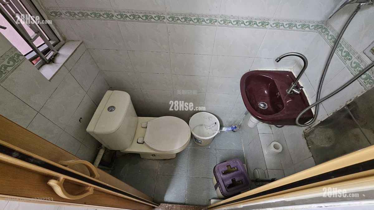 豪华阁 租盘 1 房 , 1 浴室 271 平方尺