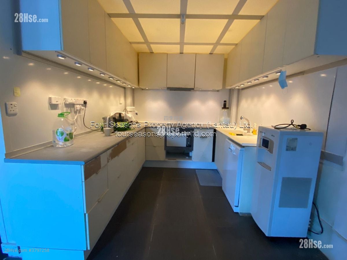 村屋 售盘 3 房 , 3 浴室 1,400 平方尺