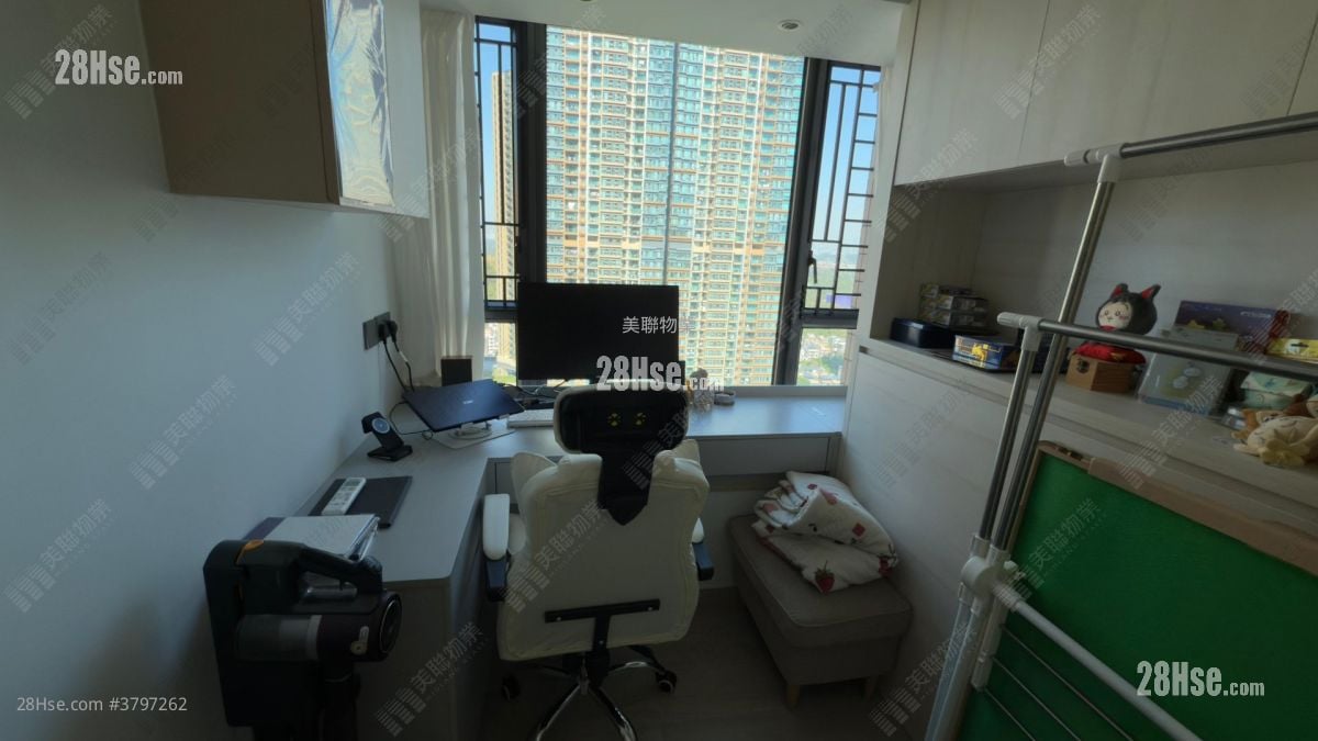 Yoho Midtown Sell 2 Bedrooms , 1 Bathroom 475 ft²