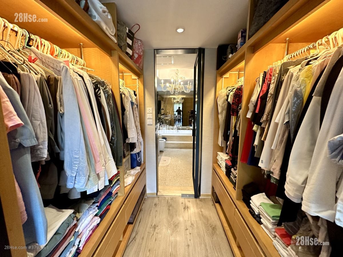 The Great Hill Sell 4 Bedrooms 2,580 ft²