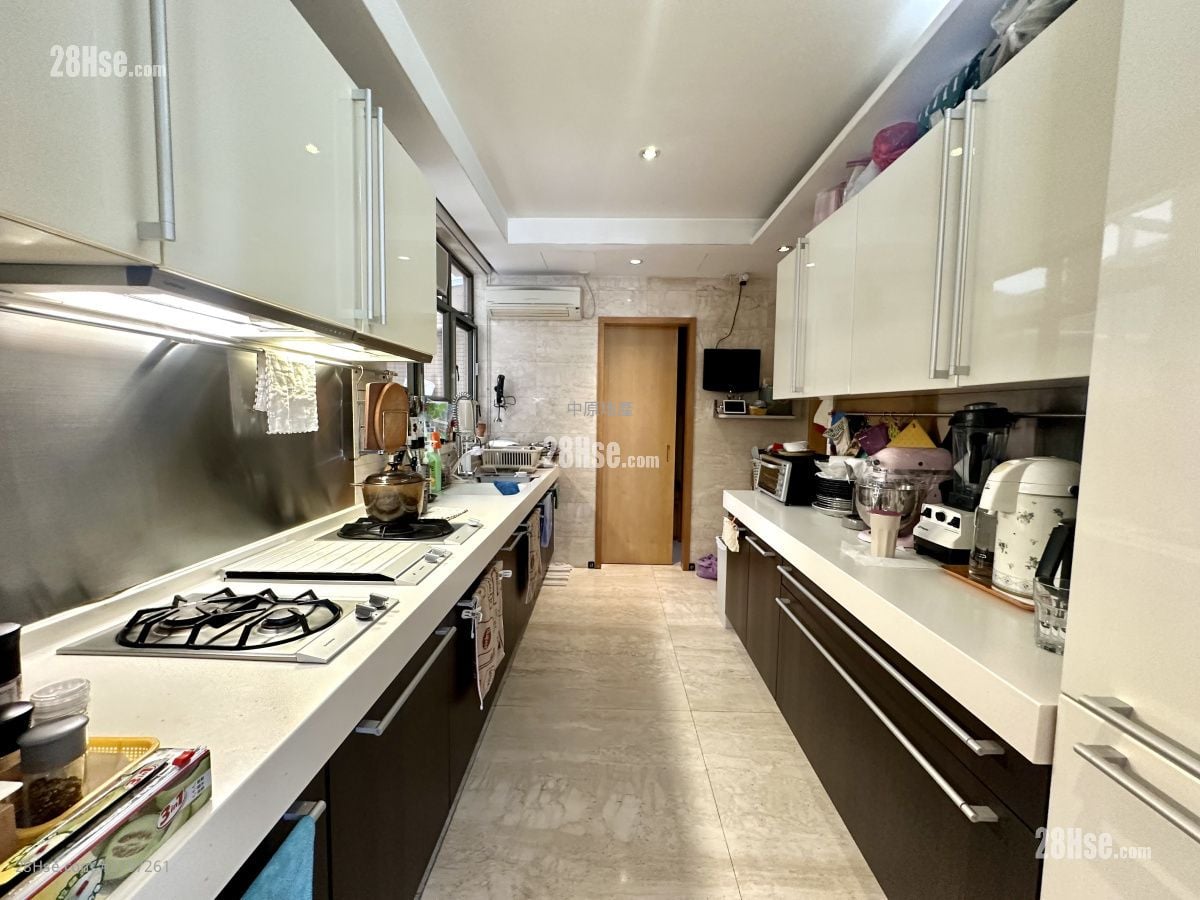 The Great Hill Sell 4 Bedrooms 2,580 ft²