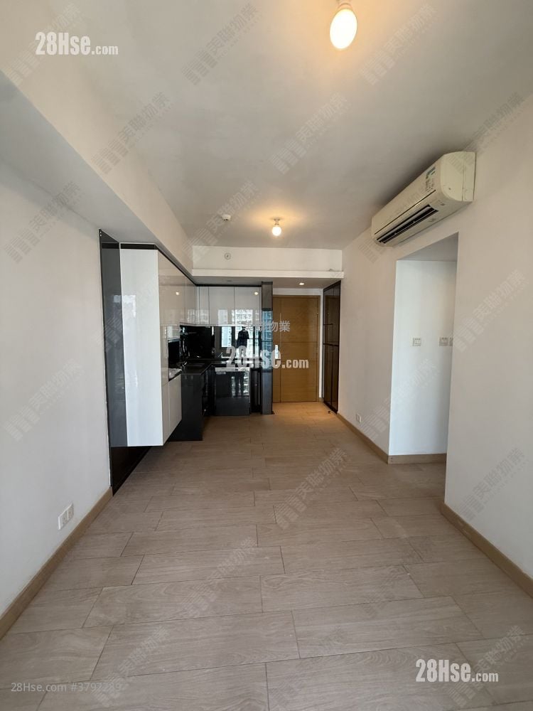 living room: Century Link Rental 3 Bedrooms , 1 Bathroom 483 ft²