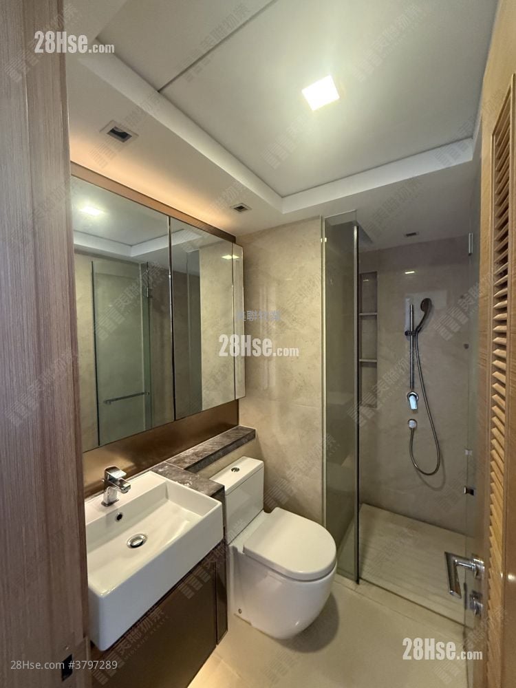 bathroom: Century Link Rental 3 Bedrooms , 1 Bathroom 483 ft²
