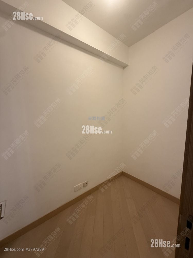 servant’s room: Century Link Rental 3 Bedrooms , 1 Bathroom 483 ft²