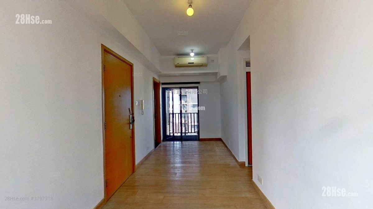 living room: High Park 99 Rental 3 Bedrooms , 2 Bathrooms 610 ft²