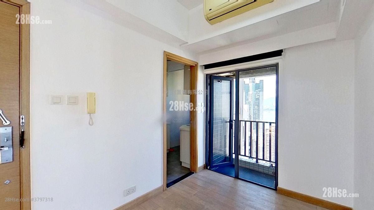 living room: High Park 99 Rental 3 Bedrooms , 2 Bathrooms 610 ft²