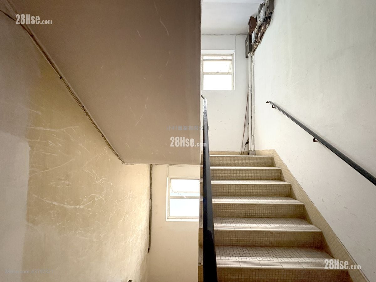 main door: 18-20 Hillier Street Rental 2 Bedrooms , 1 Bathroom 543 ft²