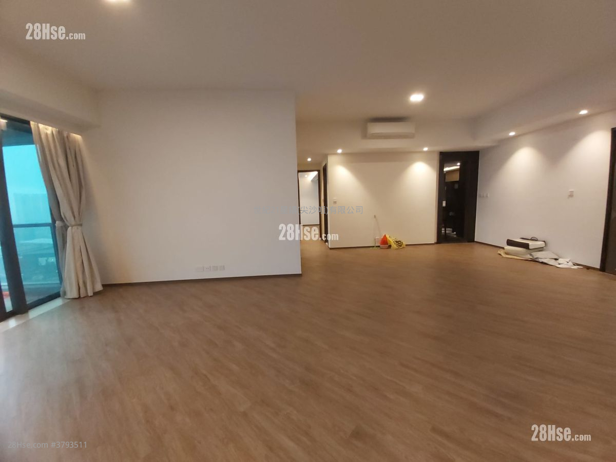 living room: Cullinan Sky Rental 4 Bedrooms , 3 Bathrooms 1,993 ft²