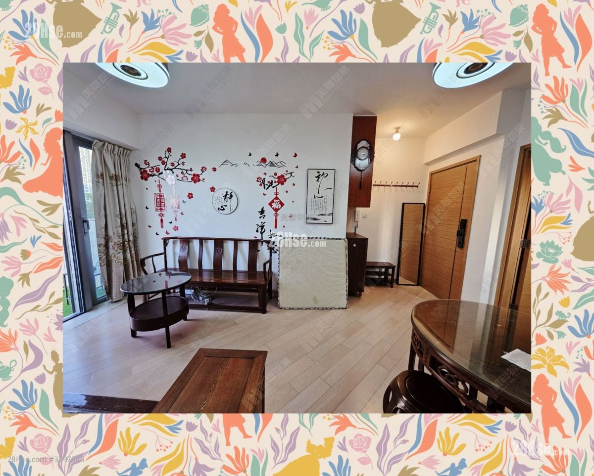 living room: Century Link Rental 3 Bedrooms , 2 Bathrooms 639 ft²