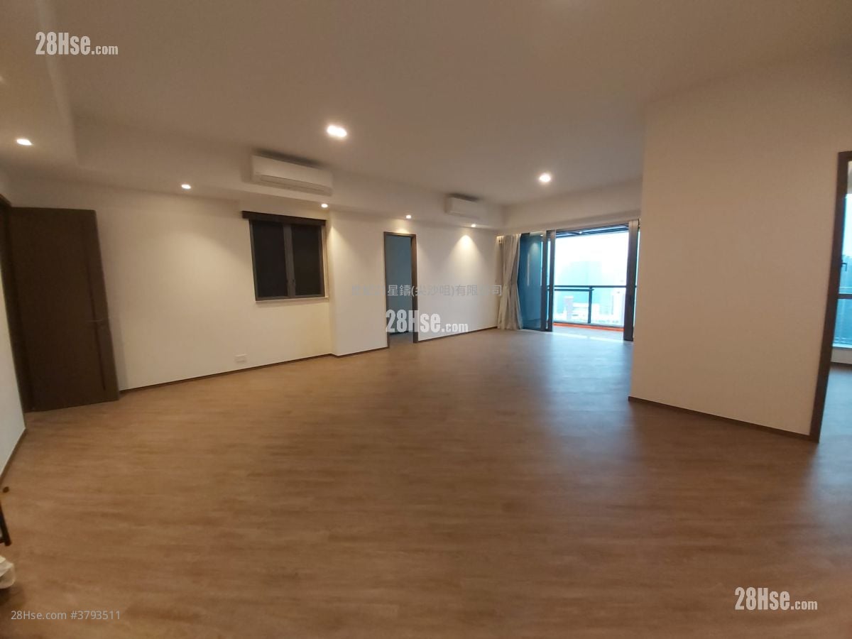 living room: Cullinan Sky Rental 4 Bedrooms , 3 Bathrooms 1,993 ft²