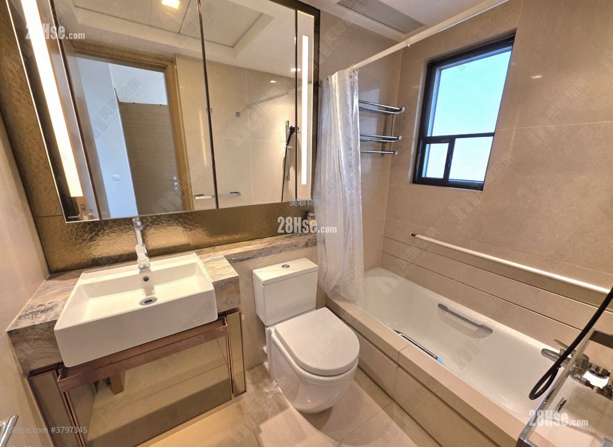 master room: Century Link Rental 3 Bedrooms , 2 Bathrooms 639 ft²