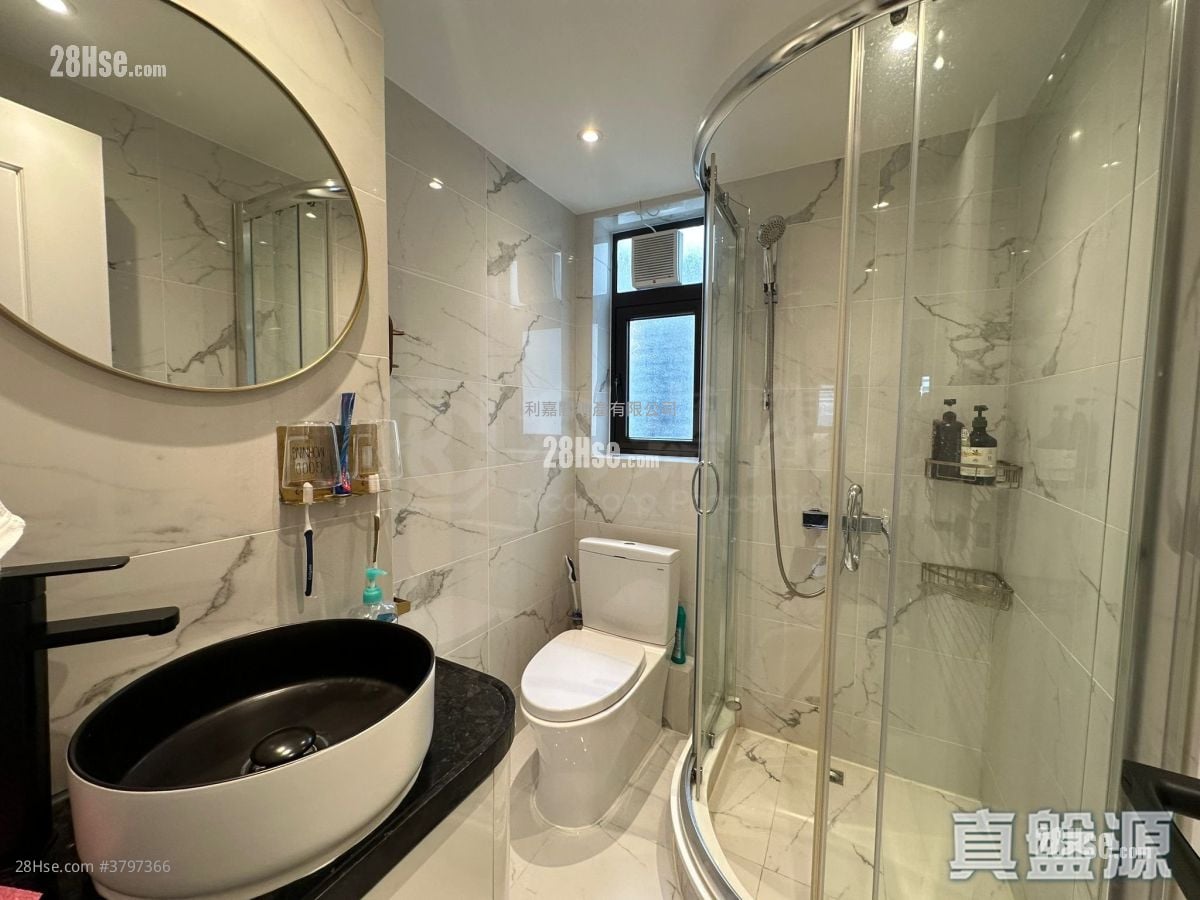 Parc Oasis Rental 1,311 ft²