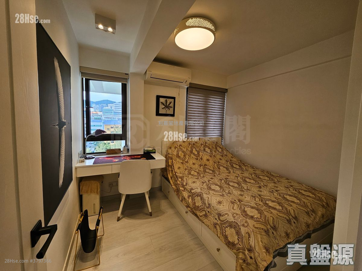 Parc Oasis Rental 1,311 ft²