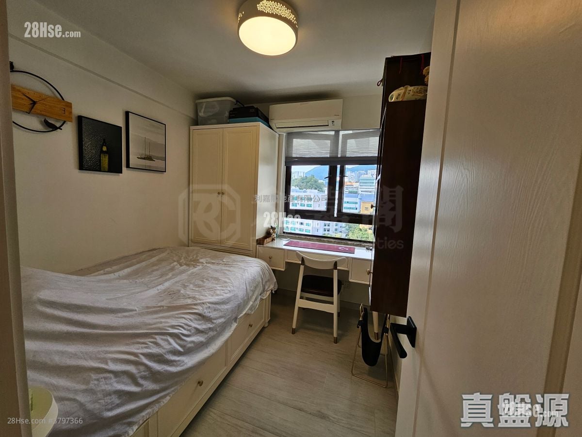 Parc Oasis Rental 1,311 ft²