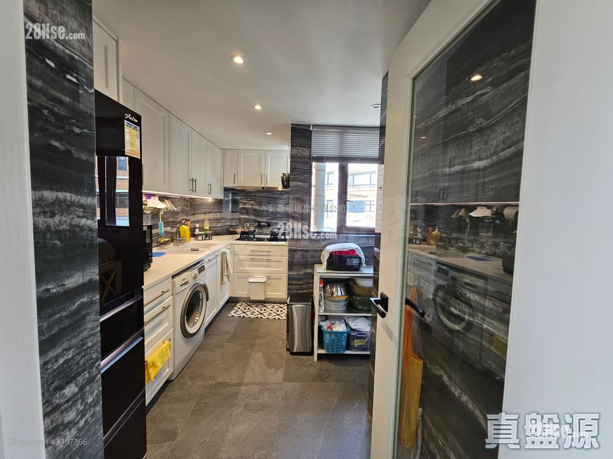 Parc Oasis Rental 1,311 ft²