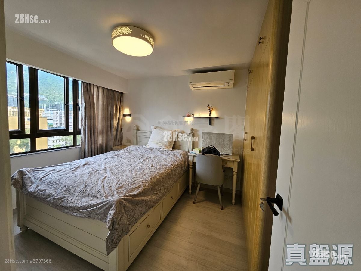 Parc Oasis Rental 1,311 ft²