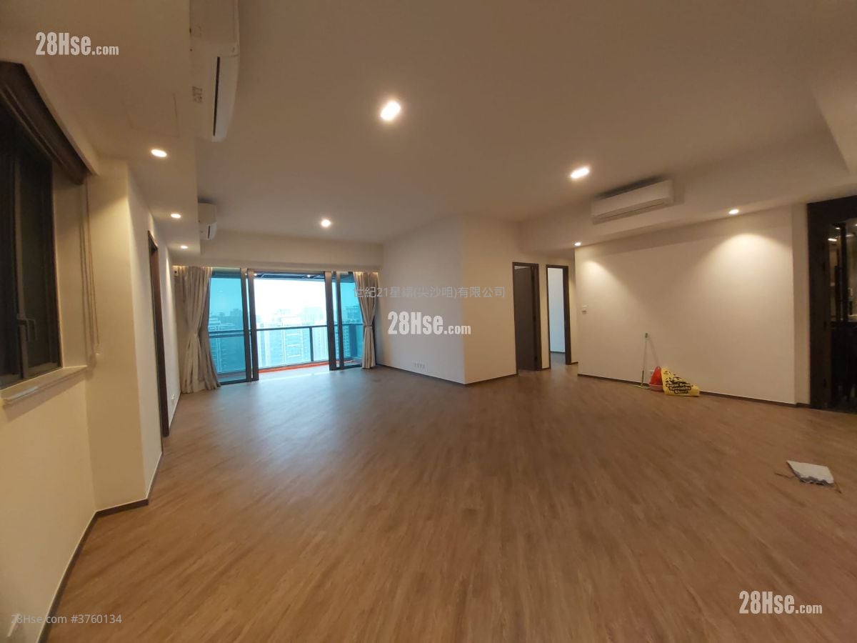 living room: Cullinan Sky Sell 4 Bedrooms , 3 Bathrooms 1,993 ft²