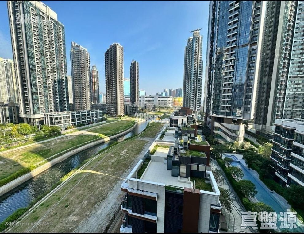 Upper River Bank Sell 1,072 ft²