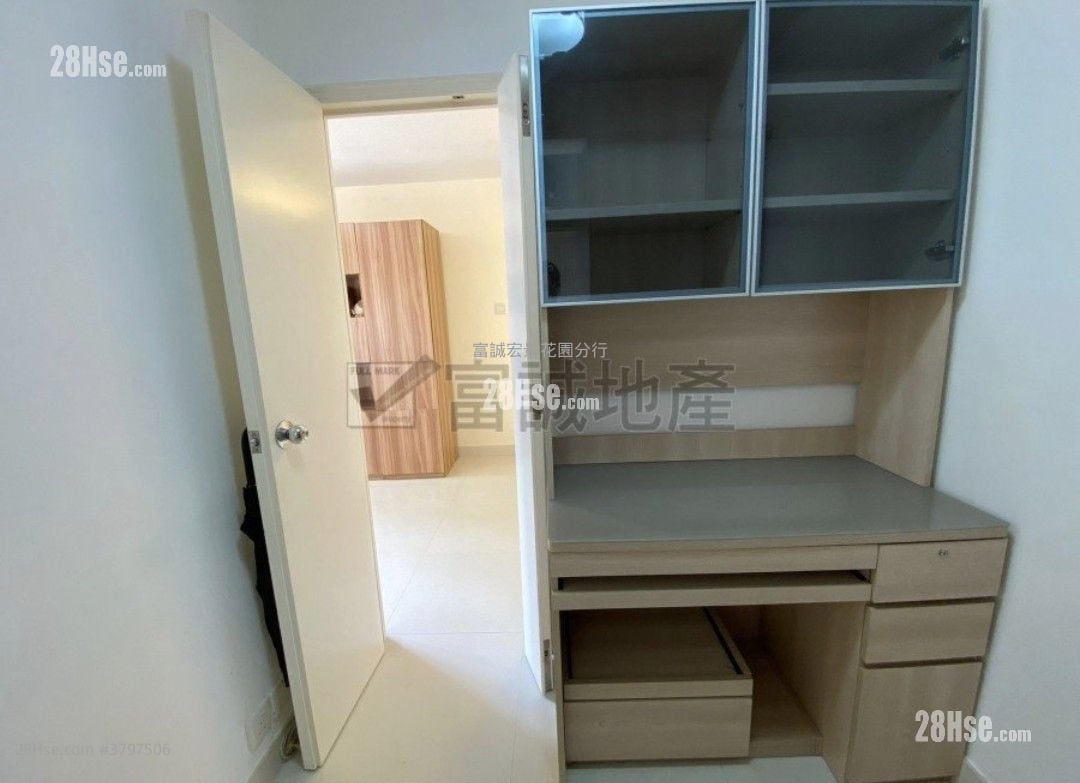 Lung Poon Court Sell 2 Bedrooms , 1 Bathroom 383 ft²