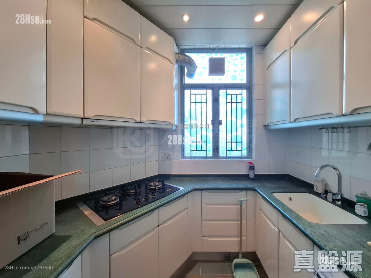Tung Chung Crescent Sell 3 Bedrooms , 2 Bathrooms 813 ft²