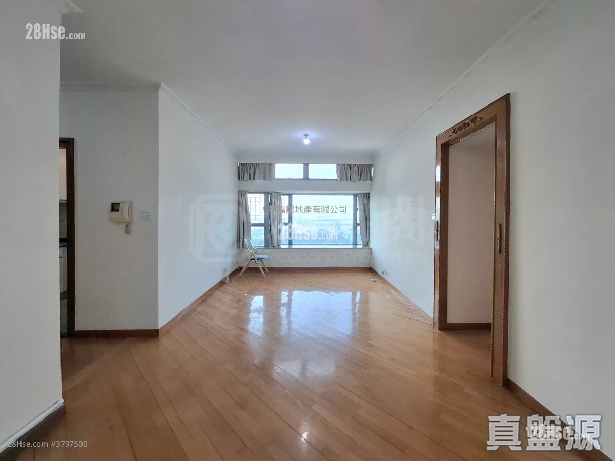 Tung Chung Crescent Sell 3 Bedrooms , 2 Bathrooms 813 ft²