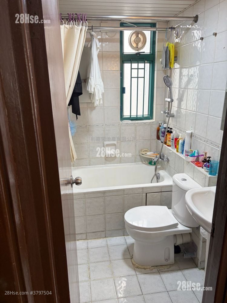 Kent Place Rental 352 ft²