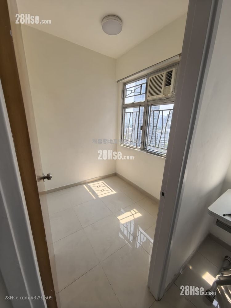 Yuk Lung Mansion Sell 2 Bedrooms , 1 Bathroom 300 ft²