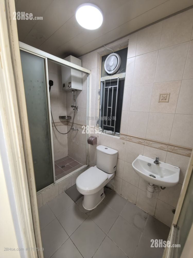 Yuk Lung Mansion Sell 2 Bedrooms , 1 Bathroom 300 ft²