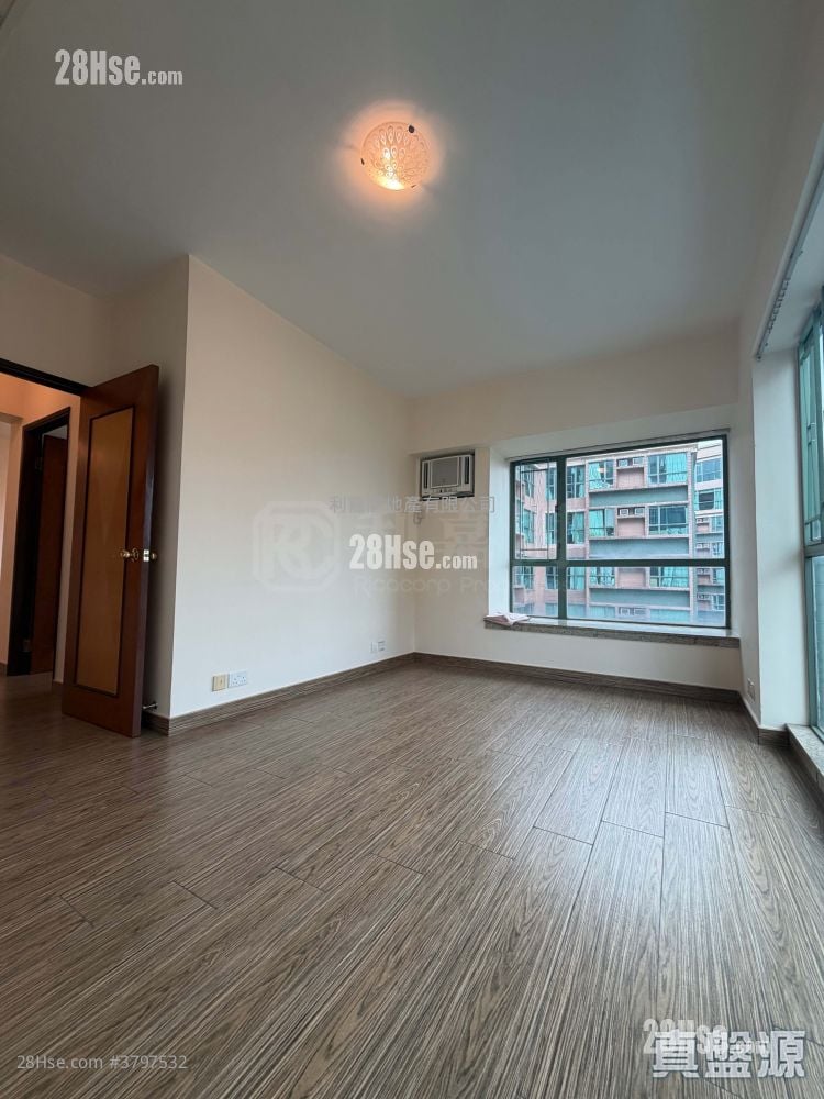 Parkside Villa Sell 2 Bedrooms , 1 Bathroom 590 ft²