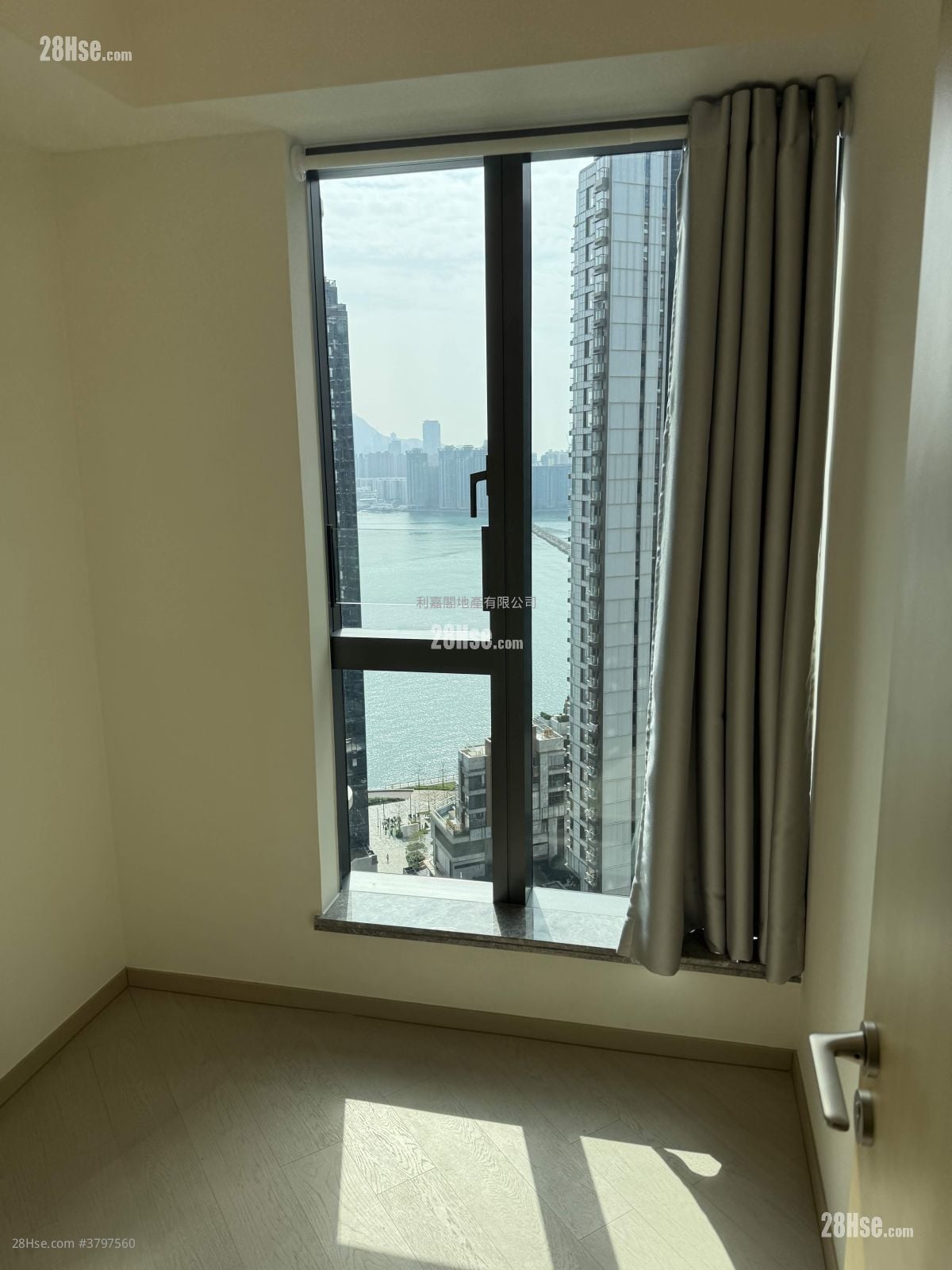 One Victoria Sell 2 Bedrooms 438 ft²