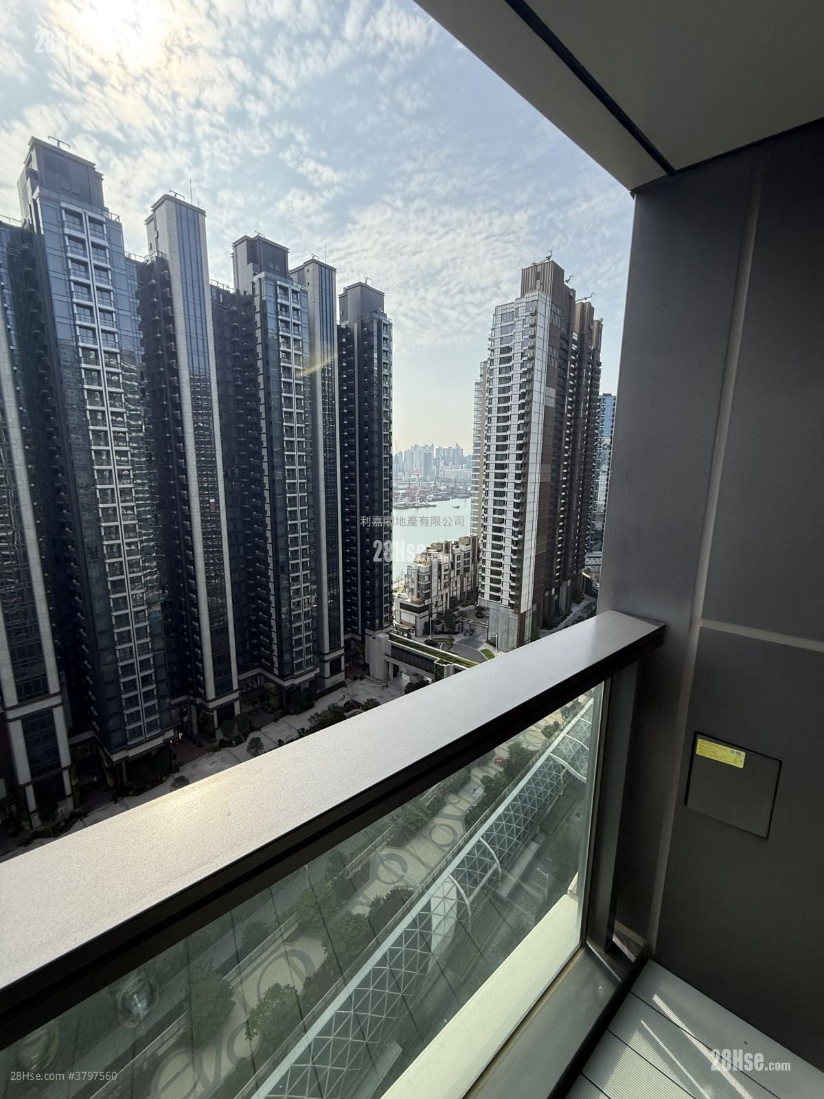 One Victoria Sell 2 Bedrooms 438 ft²