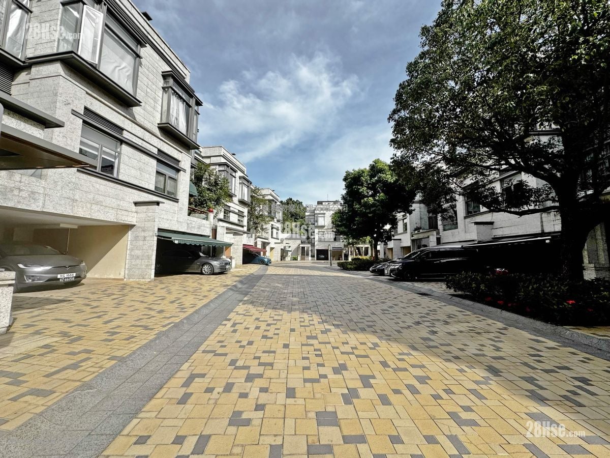 The Green Sell 3 Bedrooms , 5+ Bathrooms 1,798 ft²