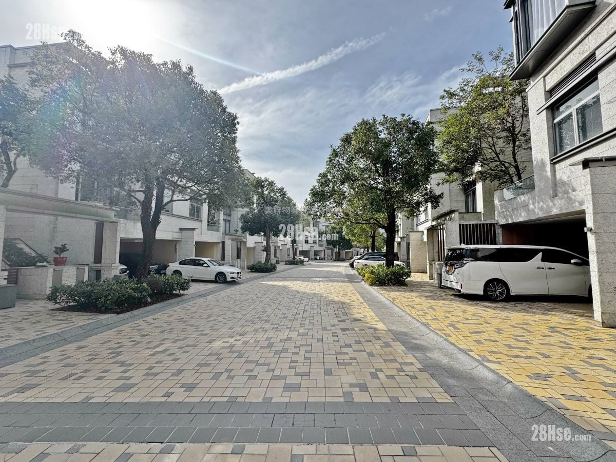 The Green Sell 3 Bedrooms , 5+ Bathrooms 1,798 ft²