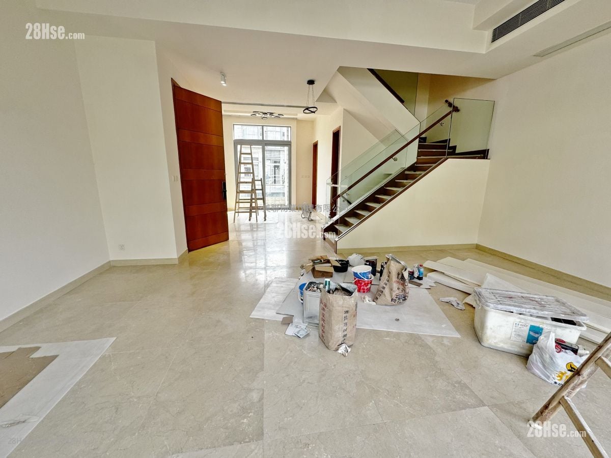 The Green Sell 3 Bedrooms , 5+ Bathrooms 1,798 ft²