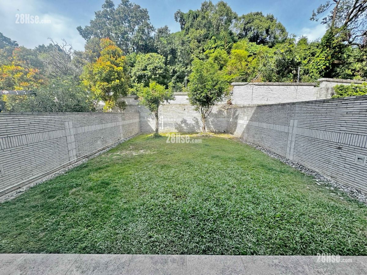 The Green Sell 3 Bedrooms , 5+ Bathrooms 1,798 ft²