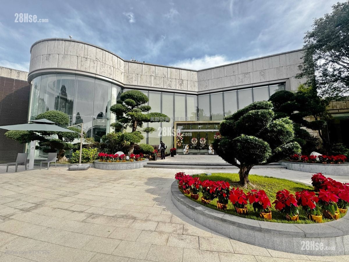 The Green Sell 3 Bedrooms , 5+ Bathrooms 1,798 ft²