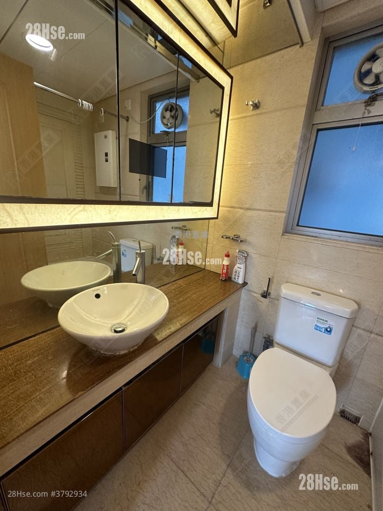 bathroom: Harbour Green Rental 2 Bedrooms , 1 Bathroom 482 ft²