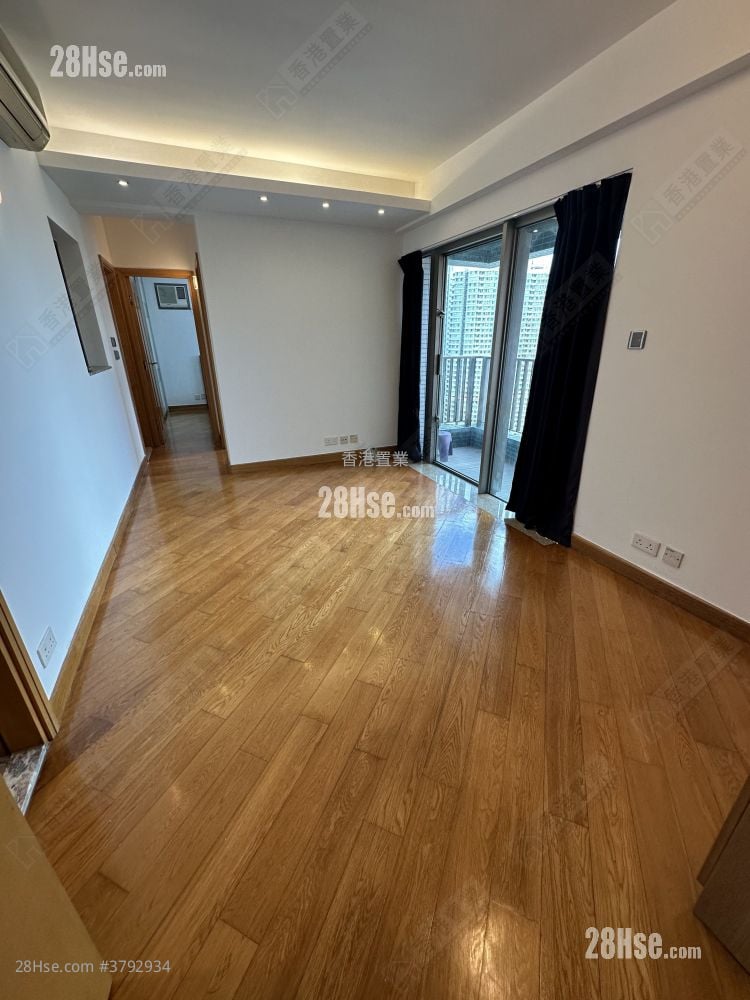 living room: Harbour Green Rental 2 Bedrooms , 1 Bathroom 482 ft²