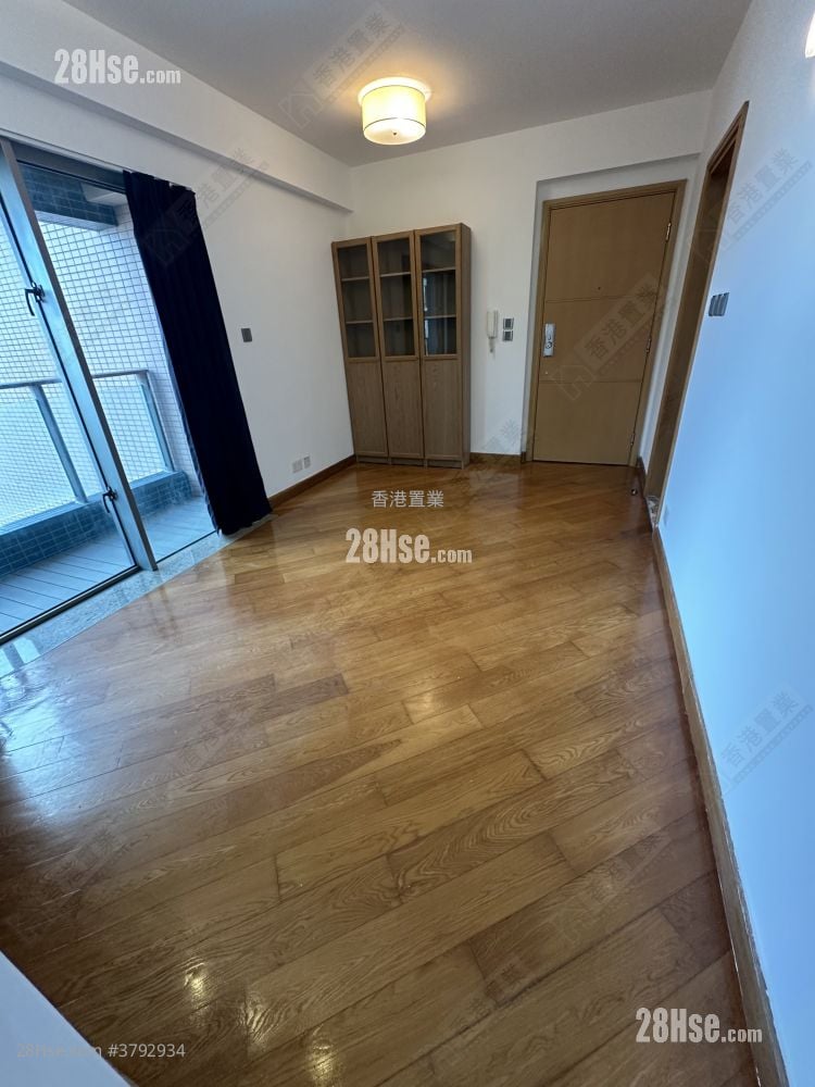 living room: Harbour Green Rental 2 Bedrooms , 1 Bathroom 482 ft²