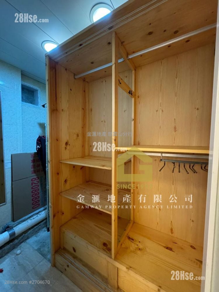 Lung Poon Court Sell 2 Bedrooms , 1 Bathroom 383 ft²